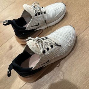 Women’s Nike 270 size 9. Good condition, rarely wore.